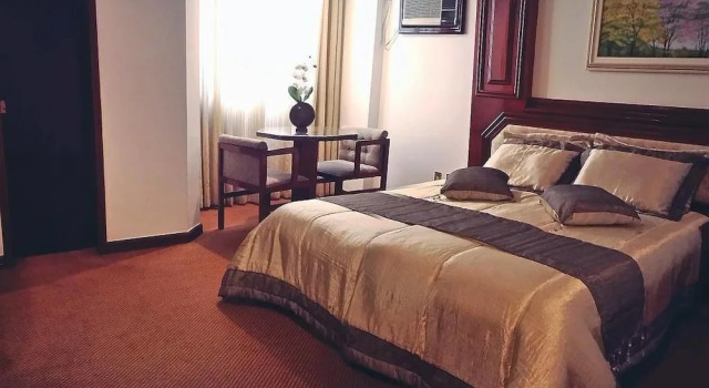 Четырёхместный люкс Deluxe Maxim Plaza Hotel