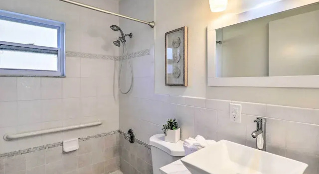 Коттедж Cute & Cozy Florida Duplex: Walk to Beaches!
