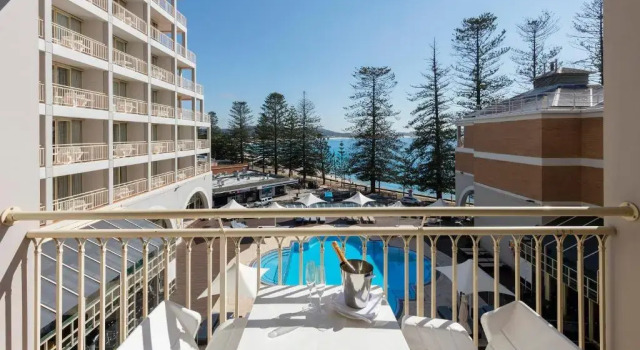 Шестиместный номер Standard с балконом и с видом на бассейн Crowne Plaza Terrigal Pacific by IHG