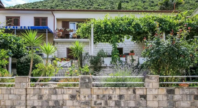 Apartments Ivana - free parking and 100m from the beach