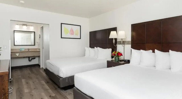 Четырёхместный номер Standard Alpine Inn near Convention Center and the Park