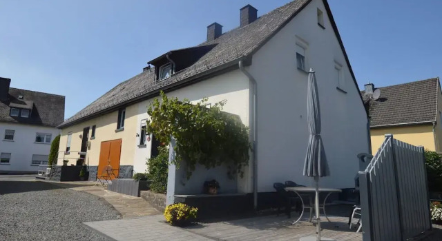 Atmospheric House in the Centre of Daun, but Still in a Quiet Location and With Parking, Boek Hotel Daun Vulkan Eifel