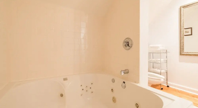 Четырёхместный люкс Executive Monroe House Executive Suites
