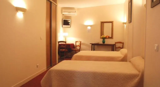 Четырёхместный номер Economy Hôtel Paris Gambetta