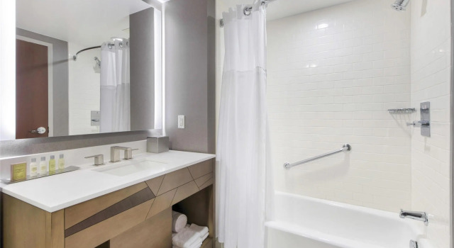 Номер Standard DoubleTree by Hilton Raleigh-Cary