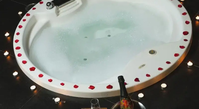 Люкс с балконом Fahrenheit Hotel