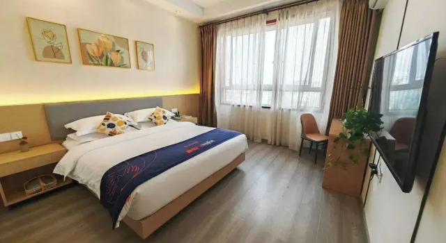 Holiday Inn Chongqing Yungang, Varaa Hotelli Hotellit Chongqing Area uima-altaalla, Uima-allas