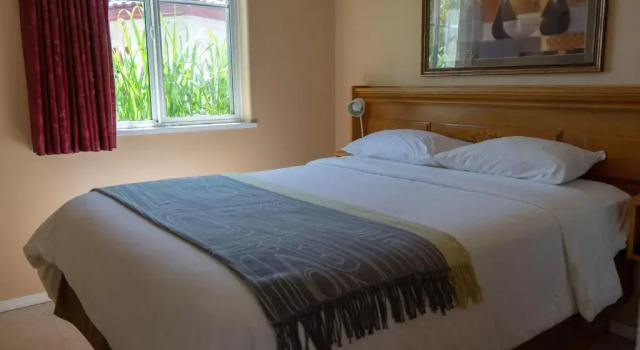Люкс с 2 комнатами с видом на озеро Sandy Beach Suites
