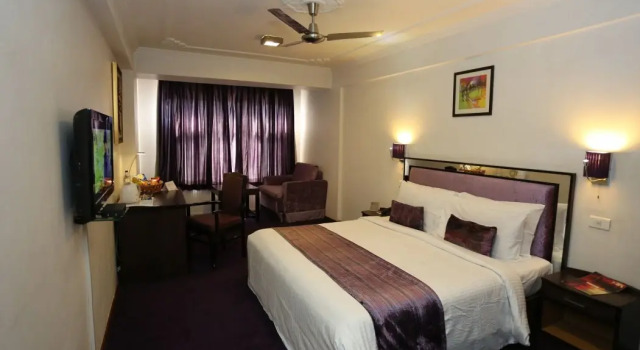 Batra Hotel and Residences, Забронировать Отель Бизнес-отели Jammu & Kashmir Ski, 4* 5*