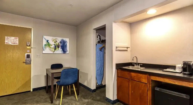 Трёхместный люкс SureStay Plus Hotel by Best Western SeaTac Airport