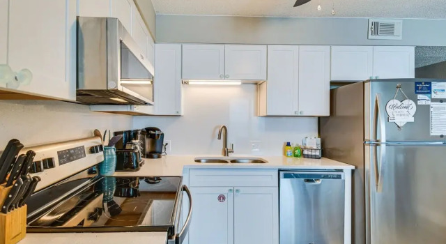 Апартаменты Bright Gulf Shores Beachfront Condo w/ Pool Access