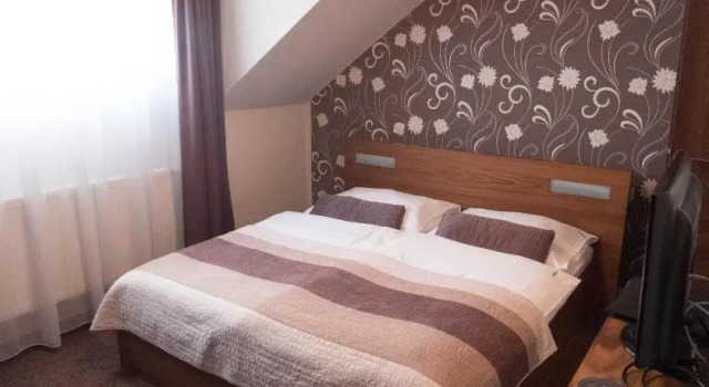 Cartellone Appartamento Hotel, Rezerwuj Hotel Pardubice Kraj pardubicki