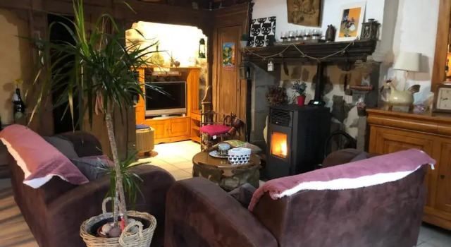 Maison dans hameau au calme à 2km de Besse, Prenota Hotel Hotel a Alvernia con parcheggio, Parcheggio