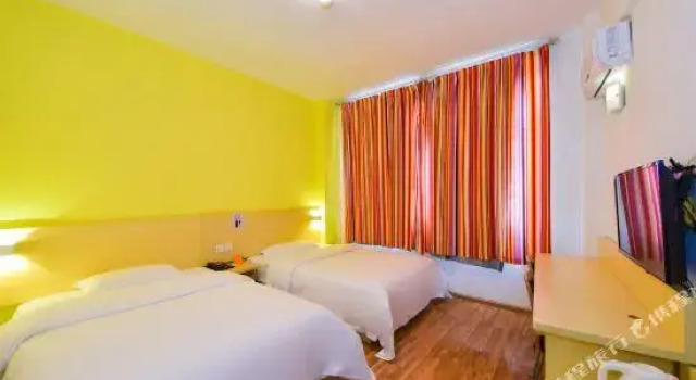 Номер Standard 7 Days Inn (Lijiang Old Town  The Grand Water Wheel Airport Shuttle Bus Stop)