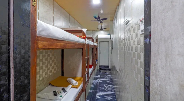 Кровать в общем номере (мужской номер) Capital Guest House