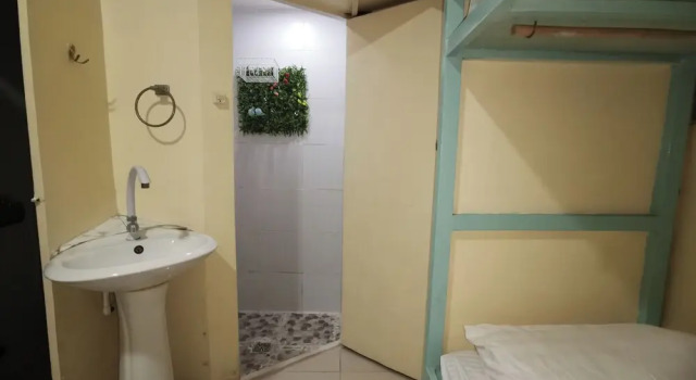 Кровать в общем номере Resorts Side Hostel near Shangrila