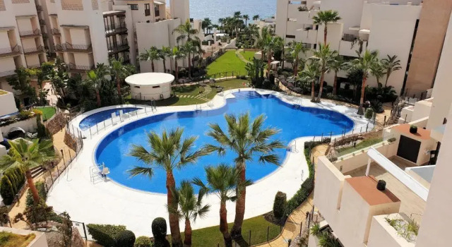 Апартаменты Beach Front Penthouse with Own Pool. BP8B