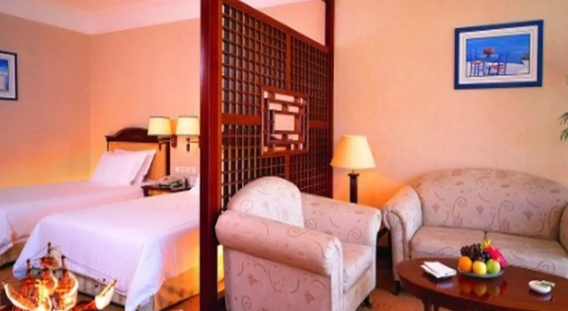 Номер Standard с видом на сад Yuehua Hotel Xiamen Seaside Hotel corridor leads to the stone exhibition hall