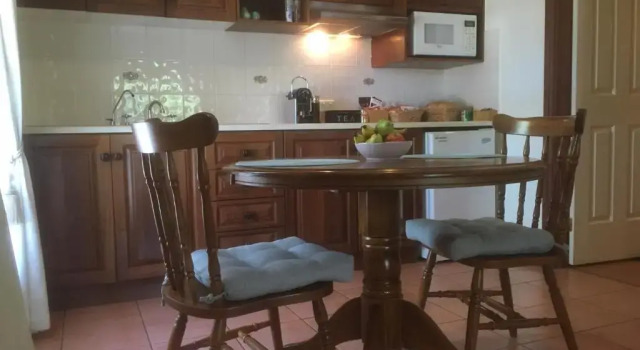 Коттедж Wine and Roses Bed and Breakfast