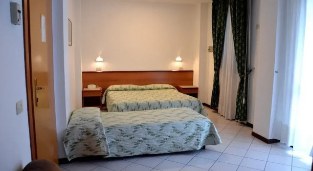 Трёхместный номер Standard Hotel Astoria
