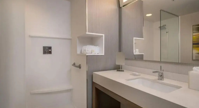 Четырёхместный номер Standard Courtyard Winston-Salem Downtown
