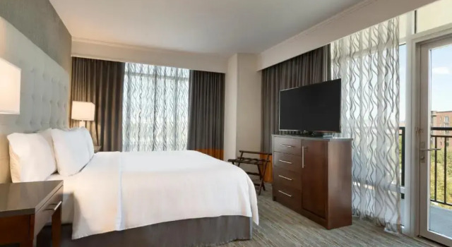 Люкс с балконом Embassy Suites by Hilton Greenville Downtown Riverplace