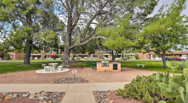 Lovely Green Valley Abode w/ Community Pool!, Boek Hotel Green Valley Arizona