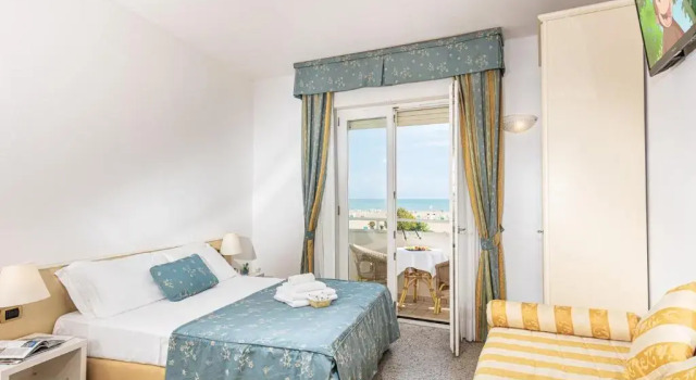 Трёхместный номер Standard с балконом и с видом на море Hotel Karinzia