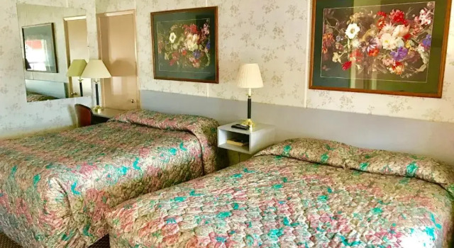 Четырёхместный номер Standard Travelers Inn Motel