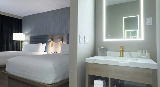 Четырёхместный номер Standard с видом на бассейн Radisson Hotel Montreal Airport