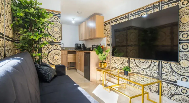 Luxury Versace 1 Bed, Hot Tub, Pool Table, Sky Tv, Varaa Huoneisto Asunnot kohteessa Merseyside, Huoneisto