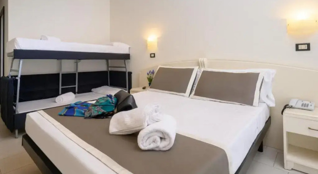 Четырёхместный номер Standard Atlas Hotel