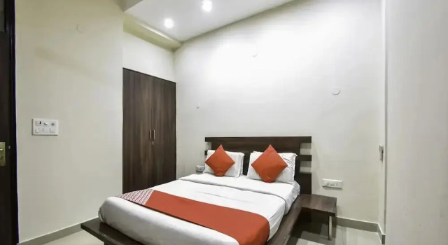 Hotel Lords By OYO Rooms, Забронировать Отель Рохтак штат Харьяна