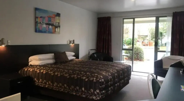 Студия Colonial Manor Motel