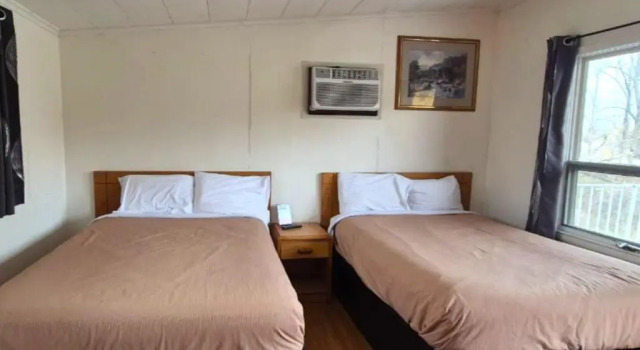 Четырёхместный номер Standard Economy Inn Cadillac MI by Hotel O