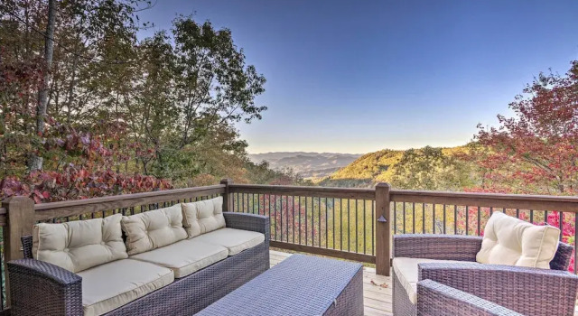 Коттедж с 3 комнатами с балконом Brevard Chalet w/ Stunning Blue Ridge Mtn Views!