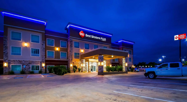 Четырёхместный номер Deluxe Best Western Plus Dilley Inn & Suites