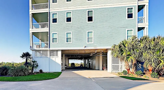 New Listing! Bay-view Gem W/ Pool, Hot Tub & Beach 2 Bedroom Condo