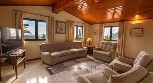 Impeccable 3 Bedroom House, sea View in Aljezur, Забронировать Вилла Отели Алгарви с парковкой, Парковка
