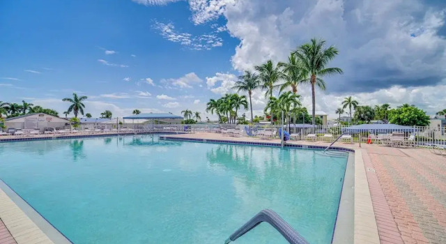 Коттедж с 2 комнатами с балконом Ocean Access, Mini Golf & Pools: Jensen Beach Gem