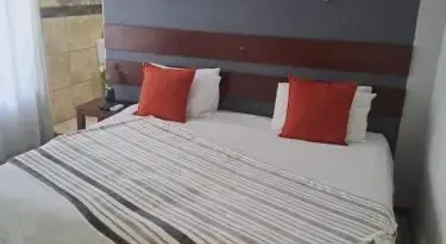 Honey Bee Guesthouse, Забронировать Отель Отели Северо-Западной провинции с парковкой, Парковка