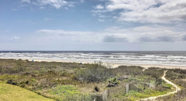Beachfront Serenity in Galveston! Group-ready Home