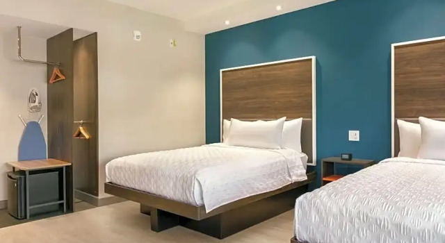 Номер Hearing Accessible Roll-In Shower Tru By Hilton Charlotte Ayrsley