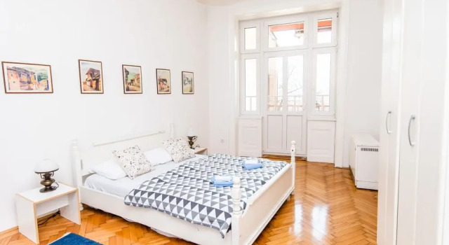 2bdr Apartment with the Balcony View-Best Location, Забронировать Апартаменты/квартира Сараево Сараевский кантон, рядом с Old Sarajevo Clock Tower