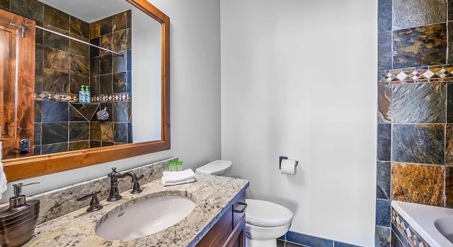 Шале Luxury Inuksuk Lodge 4800 sq ft of Excellence