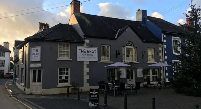 The Bear Inn, Забронировать Отель Лландовери Brecon Beacons, рядом с Гольф-клуб Лландовери