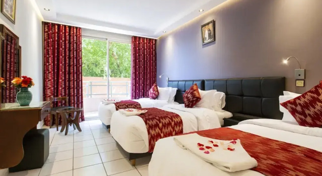 Трёхместный номер Standard с балконом Hotel Akabar
