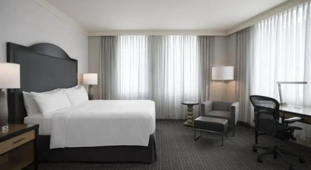 Двухместный люкс Renaissance New Orleans Arts Warehouse District Hotel