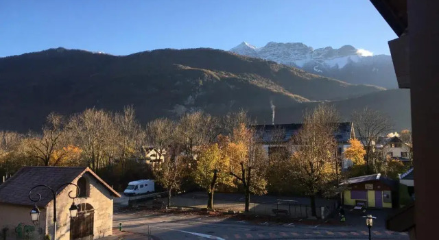 Апартаменты Appartement plein centre village, vue montagnes, proximité immédiate lac