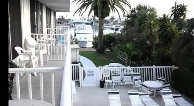 Коттедж 2 Bedroom Waterfront Pool Side!